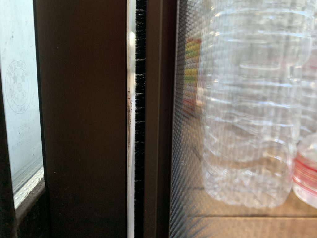 窓と網戸の隙間の様子