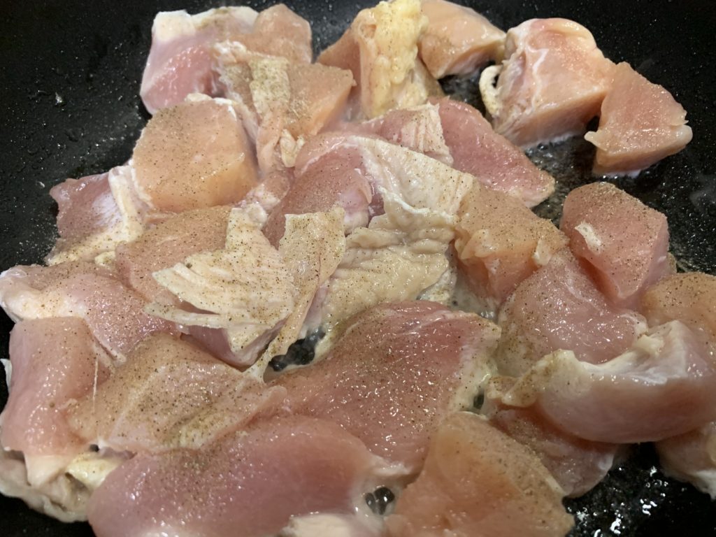 フライパンで焼いていく、鶏ムネ肉