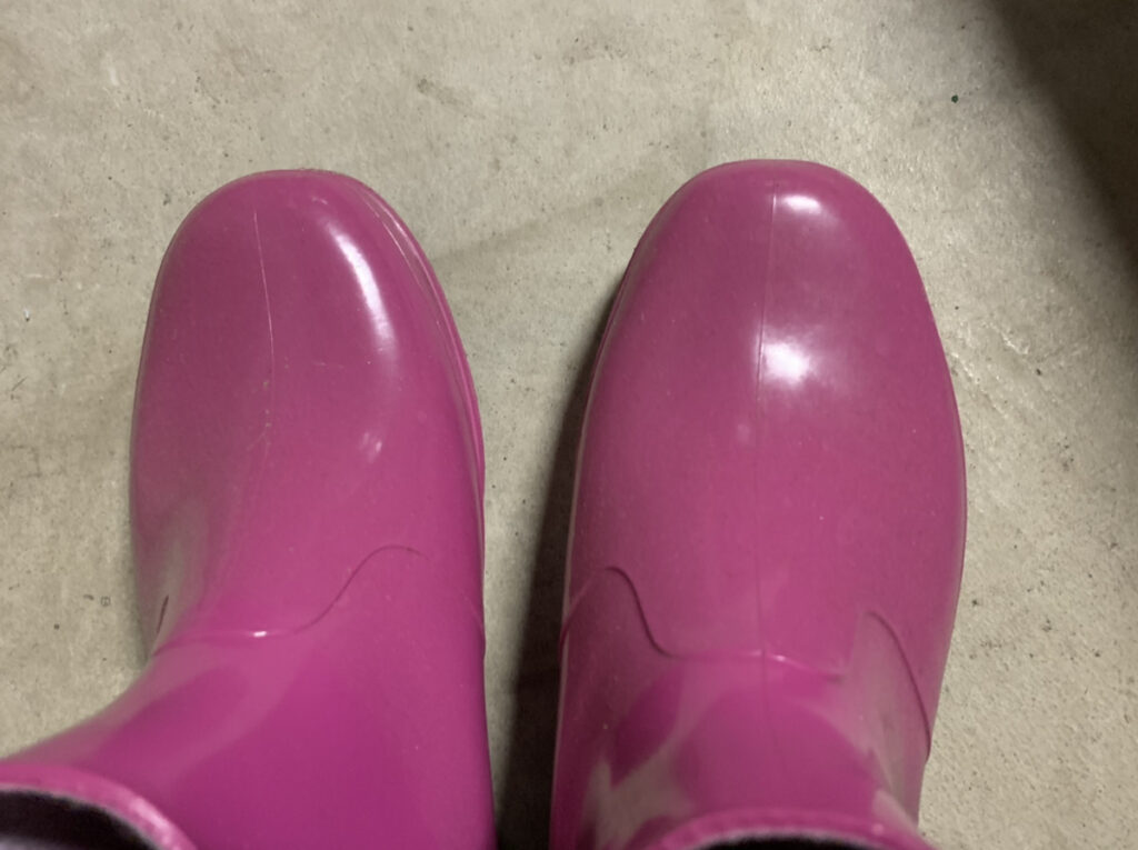 ピンク色のショート長靴