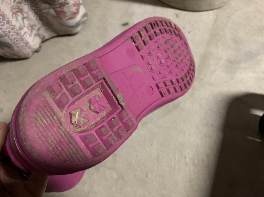 ピンク色の長靴の裏側