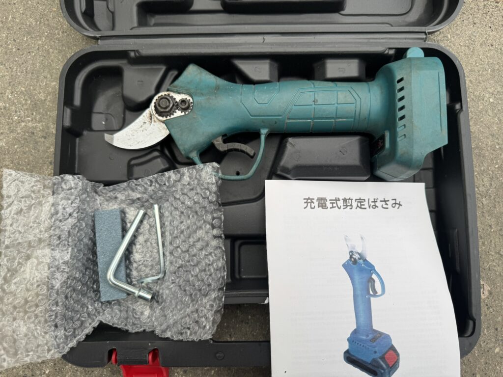 ケースに収納した電動バサミ